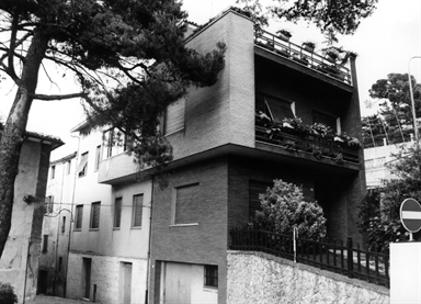 Casa con portale bugnato sec.XVI